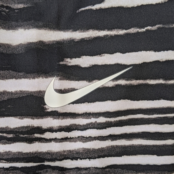 Nike Pro Capris- size XL - Picture 2 of 3
